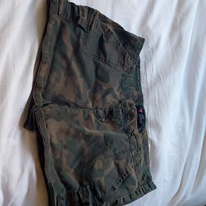 Guess camouflage shorts